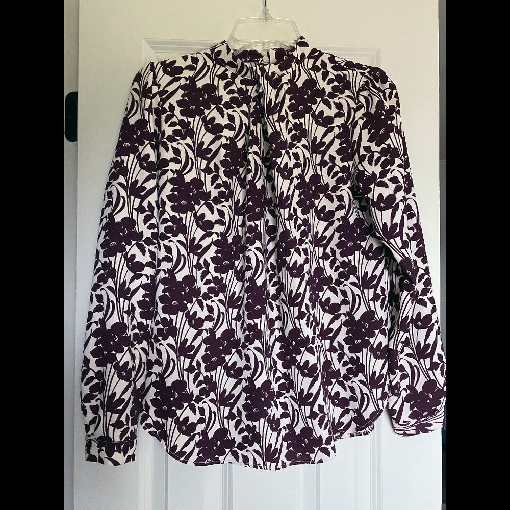 Twist-collar detail printed blouse.